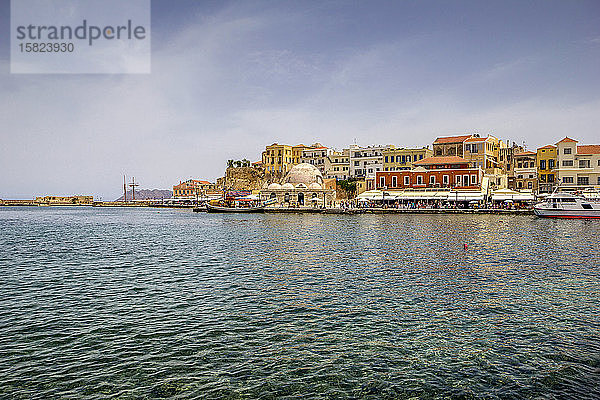 Griechenland,  Kreta,  Chania,  Hafen der Küstenstadt mit der Kucuk-Hasan-Pascha-Moschee im Hintergrund