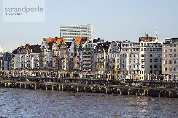 Deutschland,  Nordrhein-Westfalen,  Düsseldorf,  Reihe von Altstadthäusern entlang der Uferpromenade