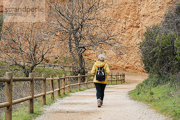 Wanderer auf dem Wanderweg bei Mina de Oro Romana,  ehemalige Goldmine,  Las Medulas,  Kastilien und León,  Spanien