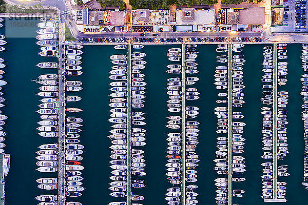 Spanien,  Balearen,  Mallorca,  Portals Nous,  Puerto Portals,  Luftaufnahme des Luxus-Yachthafens bei Sonnenuntergang