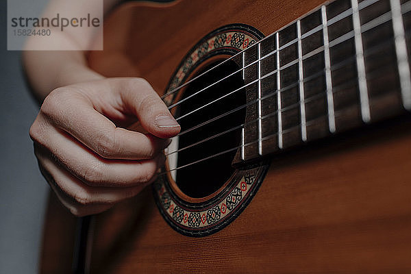 Frauenhand beim Gitarrespielen,  Nahaufnahme