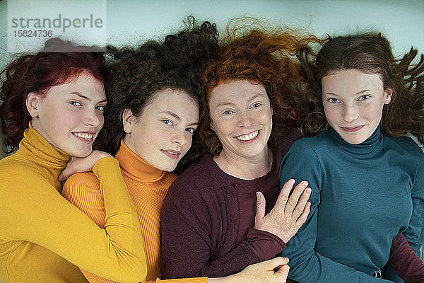 Porträt der glücklichen Mutter und ihrer drei Töchter