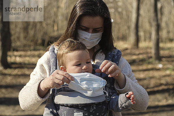 Mutter schützt ihr Baby vor saisonalem Virus
