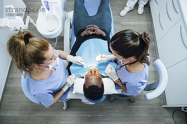 Zahnärztin und Assistentin,  die Patienten in der medizinischen Praxis betreut