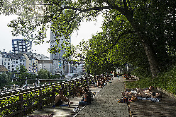 Menschen entspannen sich in öffentlichen Bädern an der Limmat,  ZÃ¼rich,  Schweiz
