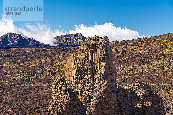 El Teide-Nationalpark mit roter Felsformation,  Menschen klettern