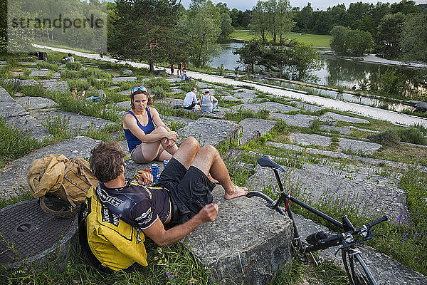 Menschen entspannen und unterhalten sich in der Universität Irchelpark,  ZÃ¼rich,  Schweiz