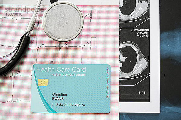 Nahaufnahme eines Stethoskops und einer Gesundheitskarte auf medizinischen Berichten
