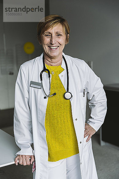 Porträt eines glücklichen Arztes