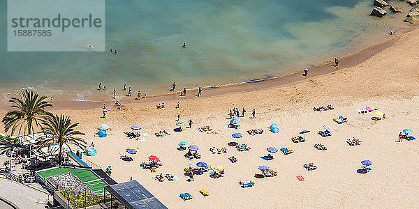 Portugal,  Madeira,  Calheta,  Hochwinkelansicht von Menschen,  die sich im Sommer am Sandstrand der Küste entspannen