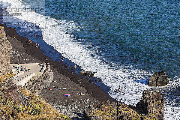 Portugal,  Madeira,  Funchal,  Menschen,  die sich im Sommer am Strand des Atlantischen Ozeans entspannen