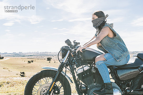 Junge schöne Frau beim Motorradfahren