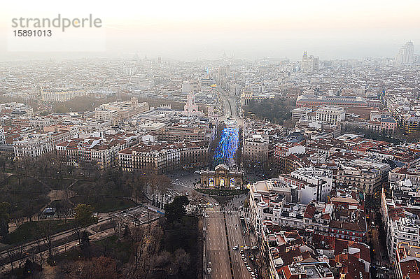 Spanien,  Madrid,  Hubschrauber-Ansicht des Triumphbogens der Puerta de Alcala