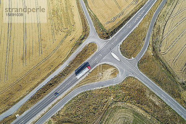 Deutschland,  Bayern,  Drone-Ansicht der Straßenkreuzung zwischen ländlichen Feldern im Sommer