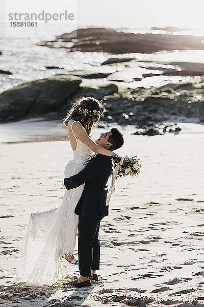 Glückliches Brautpaar am Strand