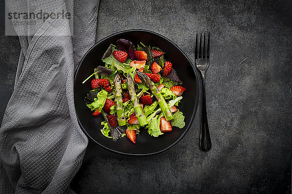 Schale mit vegetarischem Salat mit Kopfsalat,  Erdbeeren und Spargel
