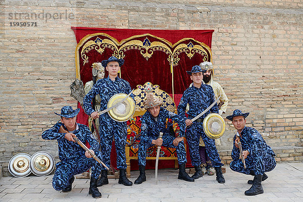 Menschengruppe in traditioneller Kleidung,  Buchara,  Usbekistan,  Asien