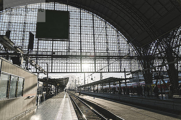 Deutschland,  Hessen,  Frankfurt,  Innenansicht des Bahnhofs bei Sonnenuntergang