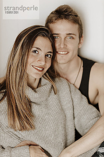 Porträt eines glücklichen jungen Paares zu Hause