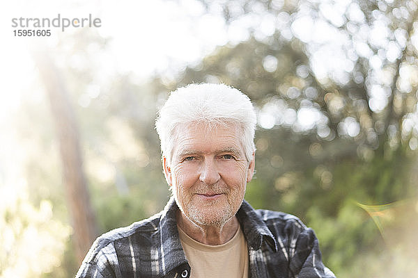 Porträt eines glücklichen älteren Mannes in der Natur