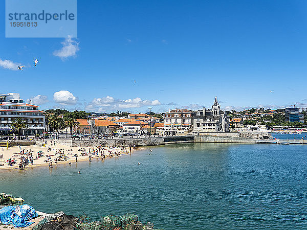 Portugal,  Bezirk Lissabon,  Cascais,  Menschen entspannen sich im Sommer am Praia da Ribeira