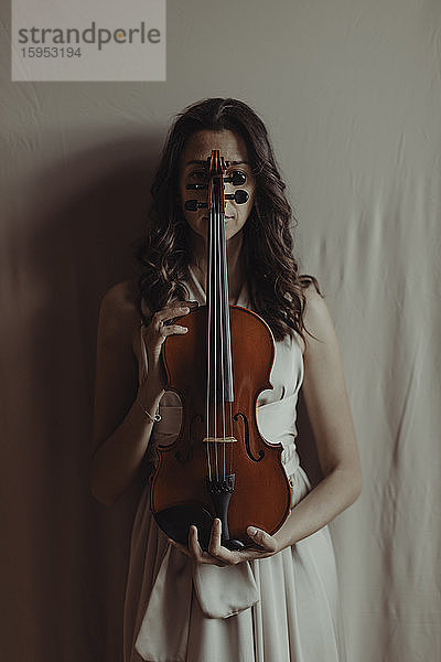 Frau hält Geige