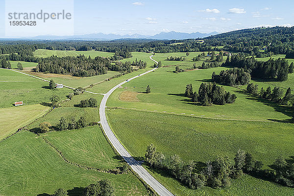 Deutschland,  Bayern,  Drone-Ansicht der Landstraße und der grünen Landschaft im Sommer