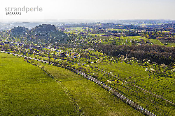 Deutschland,  Baden-Württemberg,  Beuren,  Drone-Ansicht einer grünen Landschaft im Frühling