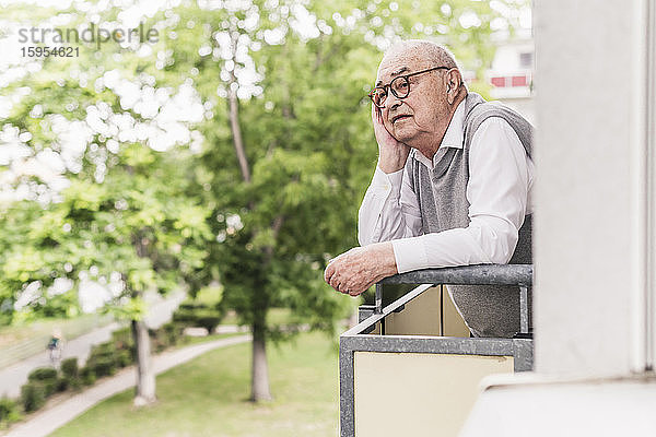 Porträt eines älteren Mannes,  der auf einem Balkon steht und in die Ferne schaut