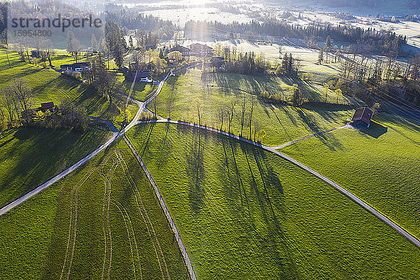 Deutschland,  Bayern,  Gaissach,  Drone-Ansicht der grünen Landschaft im Frühling