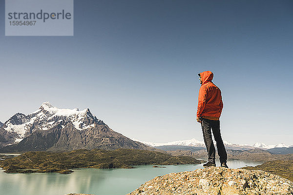 Wanderer in der Berglandschaft am Lago Pehoe im Torres del Paine Nationalpark,  Patagonien,  Chile