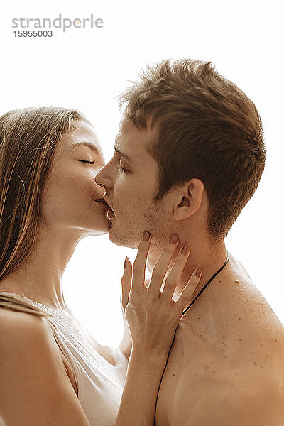 Porträt eines intimen jungen Paares,  das sich küsst