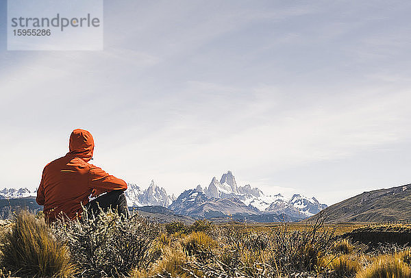 Wanderer rastet in abgelegener Landschaft in Patagonien,  Argentinien