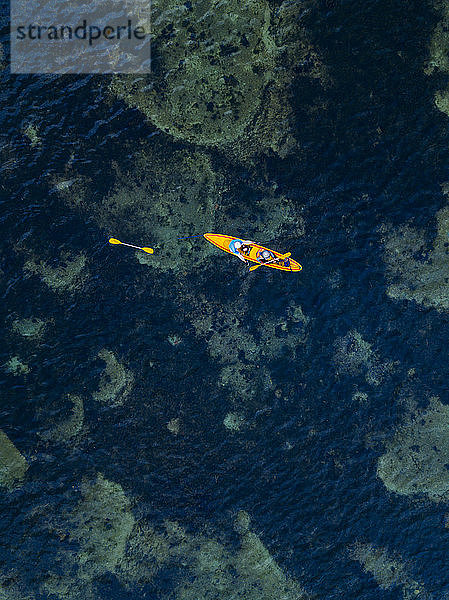 Indonesien,  Bali,  Sanur,  Luftaufnahme von zwei Kajakfahrern im Flachwasser