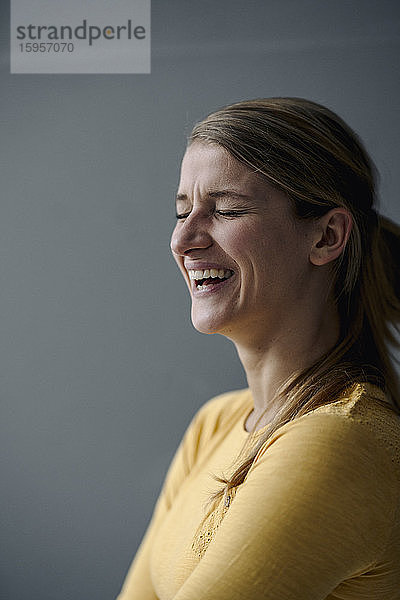 Porträt einer lachenden jungen Frau