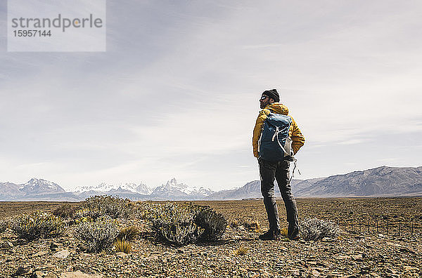Wanderer in abgelegener Landschaft in Patagonien,  Argentinien
