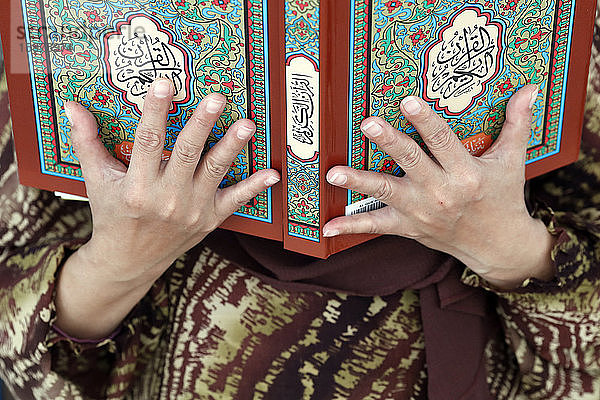 Muslimische Frau,  die den Koran liest,  Die nationale Moschee (Masjid Negara),  Kuala Lumpur,  Malaysia,  Südostasien,  Asien