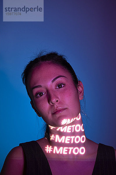 Porträt einer Frau mit dem Hashtag metoo im Nacken