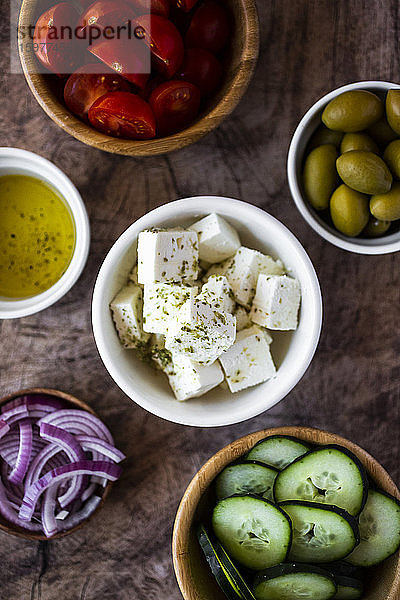 Schalen mit frischen Zutaten für griechischen Salat