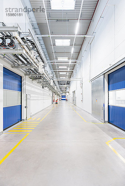 Langer Korridor in einer leeren Fabrik