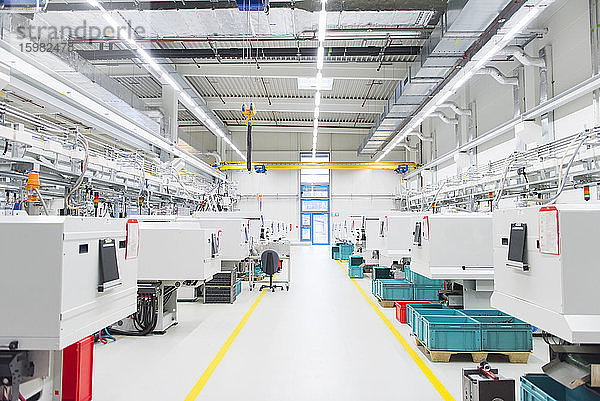 Maschinen in einer leeren Fabrikhalle