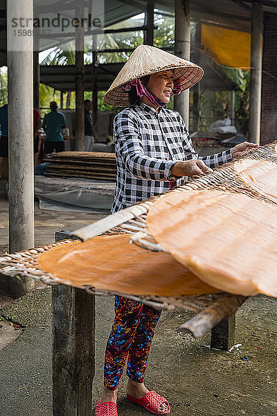 Frau bei der Herstellung von Nudeln zu Hause,  Ho Chi Minh,  Vietnam
