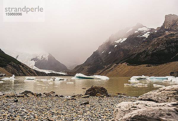 Argentinien,  Eis schwimmt in der Nähe der felsigen Küste in Patagonien