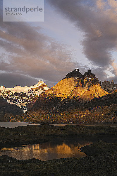 Chile,  Seen am Fuße der Cordillera Paine Berggruppe in der Abenddämmerung