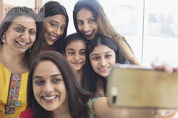 Glückliche indische Frauen und Mädchen mit Bindungen,  die Selbstsucht nehmen