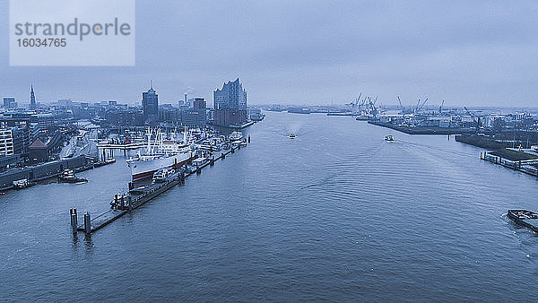 Blick auf die Elbe und das Hamburger Stadtbild im Morgengrauen,  Deutschland