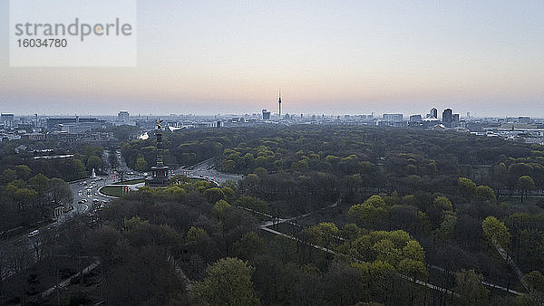 Volkspark Friedrichshain mit Blick auf die Siegessäule und das Berliner Stadtbild in der Abenddämmerung,  Deutschland