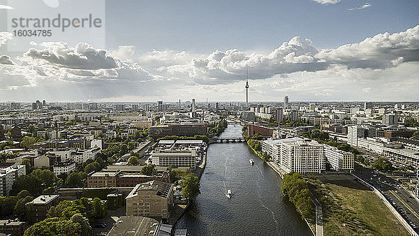 Sonniges,  landschaftlich reizvolles Berliner Stadtbild und Spree,  Deutschland