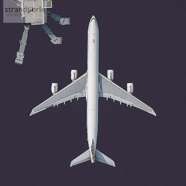 Blick von oben Flugzeug auf blauem Hintergrund