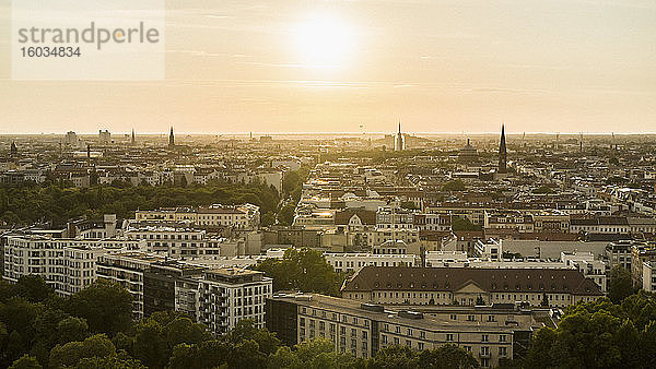 Goldener Sonnenuntergang über dem Berliner Stadtbild,  Deutschland